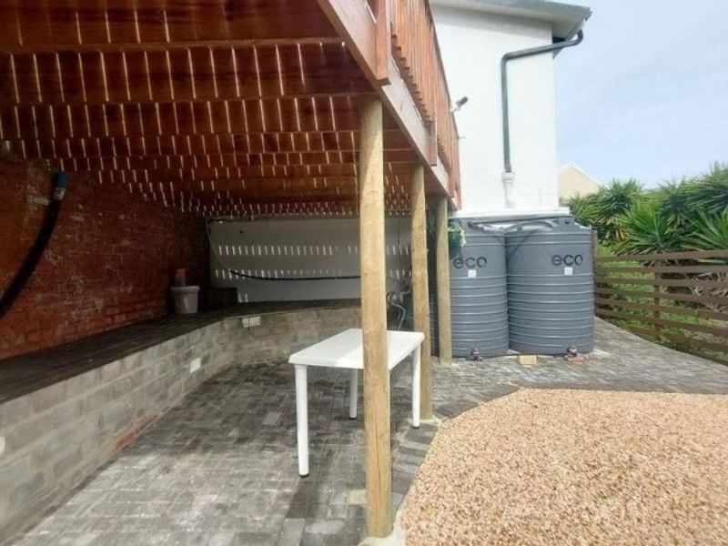 4 Bedroom House for Sale in Noorsekloof Noorsekloof, Jeffreys Bay - Photo 4