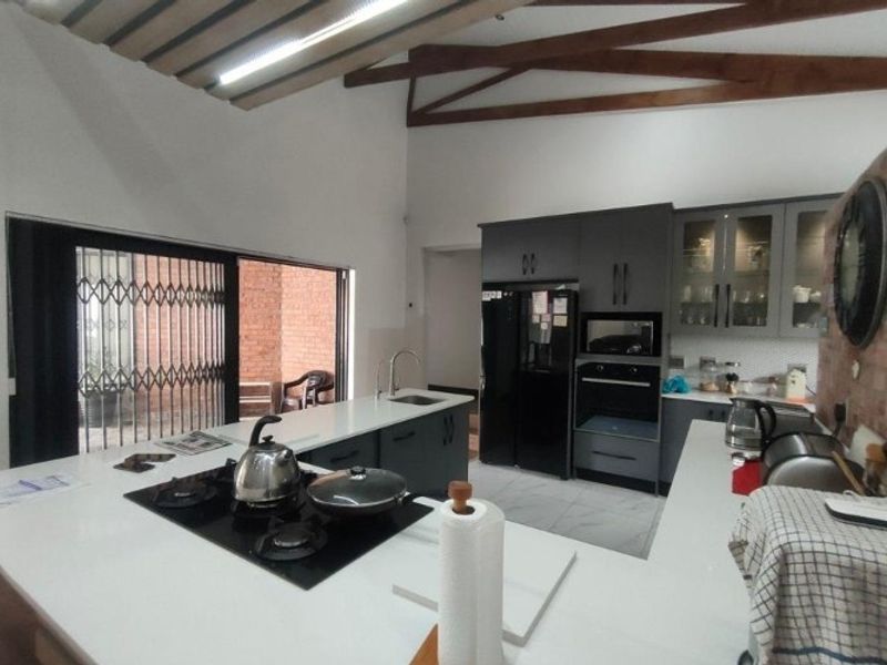 4 Bedroom House for Sale in Noorsekloof Noorsekloof, Jeffreys Bay - Photo 10