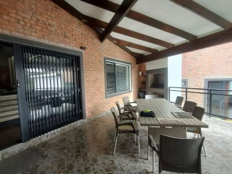 4 Bedroom House for Sale in Noorsekloof Noorsekloof, Jeffreys Bay - Photo 6