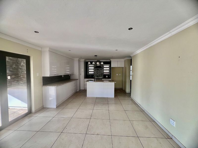 3 bedroom home for sale in Olympus - Photo 6