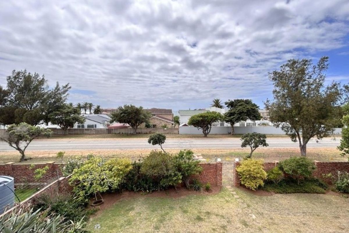 A Spacious 4 Bedrooms Family Home in Sought-After Kabeljauws, Jeffreys Bay - Photo 3