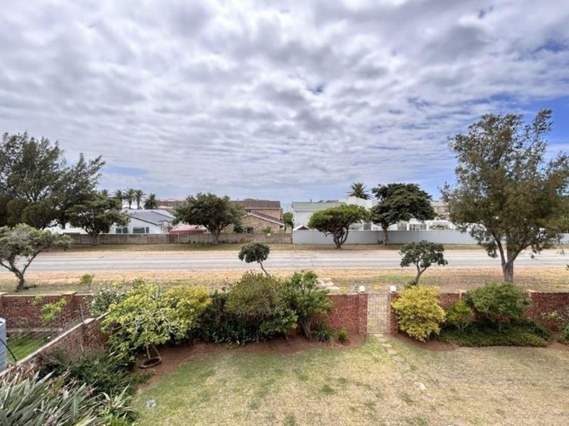 A Spacious 4 Bedrooms Family Home in Sought-After Kabeljauws, Jeffreys Bay - Photo 3