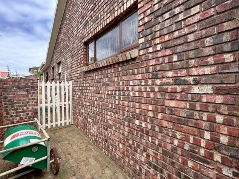 A Spacious 4 Bedrooms Family Home in Sought-After Kabeljauws, Jeffreys Bay - Photo 5