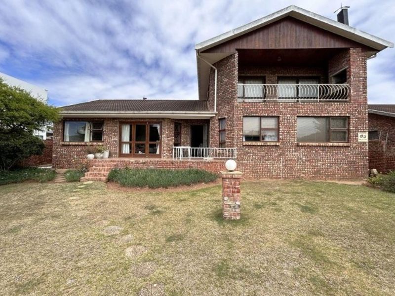 A Spacious 4 Bedrooms Family Home in Sought-After Kabeljauws, Jeffreys Bay - Photo 1