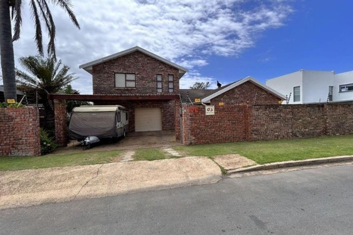 A Spacious 4 Bedrooms Family Home in Sought-After Kabeljauws, Jeffreys Bay - Photo 4
