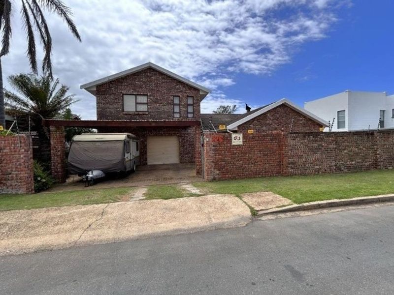 A Spacious 4 Bedrooms Family Home in Sought-After Kabeljauws, Jeffreys Bay - Photo 4