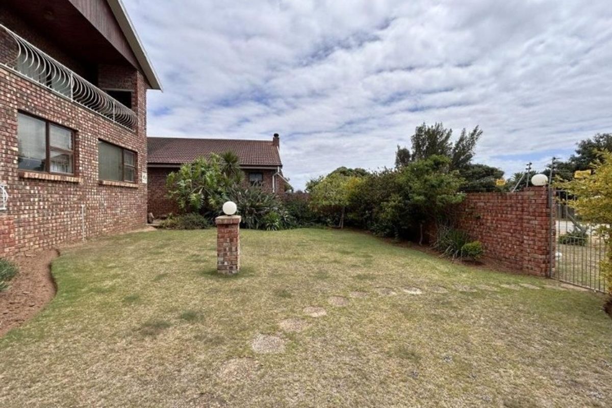 A Spacious 4 Bedrooms Family Home in Sought-After Kabeljauws, Jeffreys Bay - Photo 2