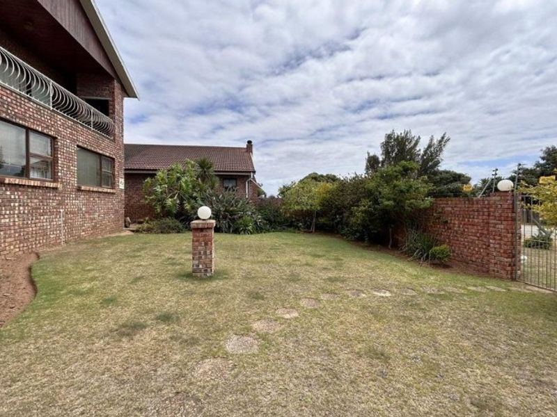 A Spacious 4 Bedrooms Family Home in Sought-After Kabeljauws, Jeffreys Bay - Photo 2