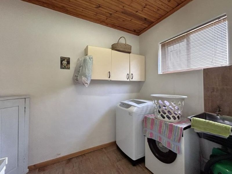 A Spacious 4 Bedrooms Family Home in Sought-After Kabeljauws, Jeffreys Bay - Photo 10