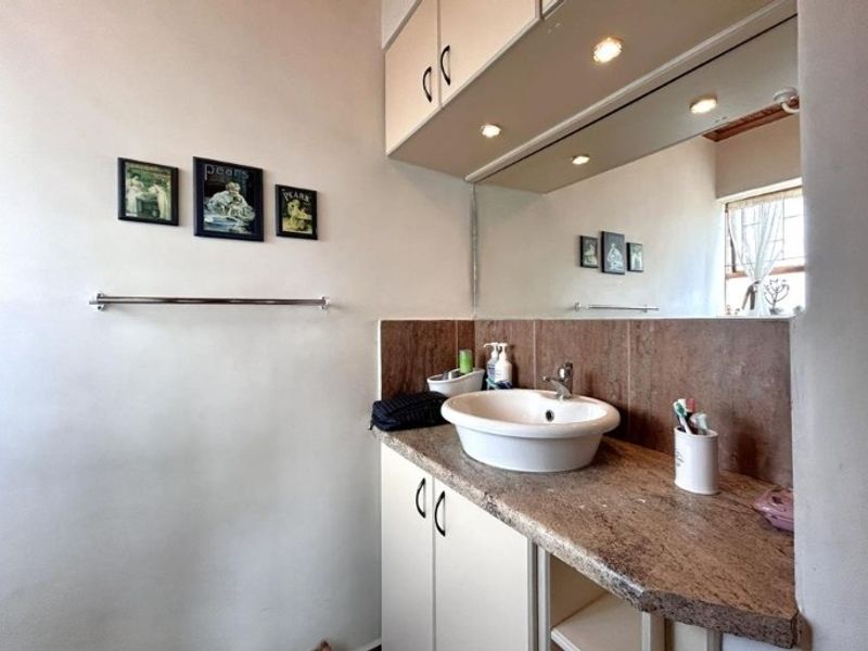 A Spacious 4 Bedrooms Family Home in Sought-After Kabeljauws, Jeffreys Bay - Photo 9