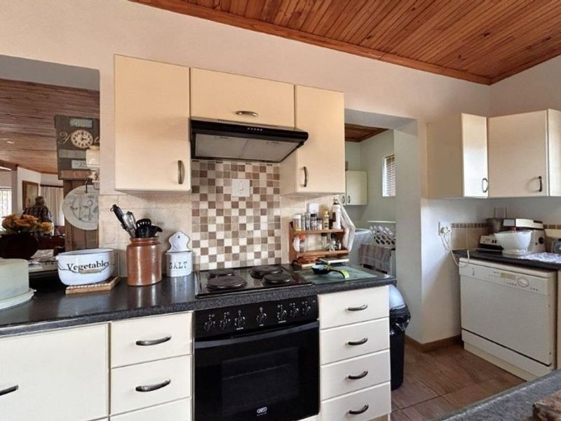 A Spacious 4 Bedrooms Family Home in Sought-After Kabeljauws, Jeffreys Bay - Photo 8