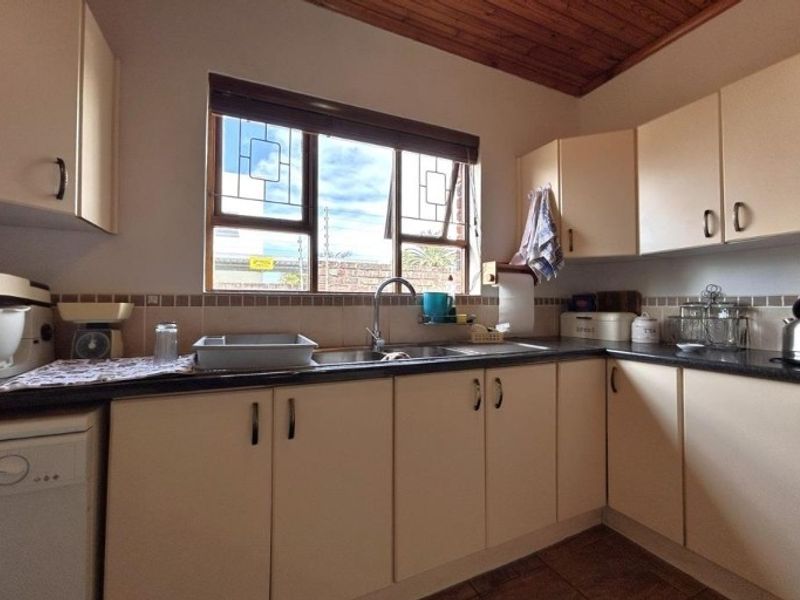 A Spacious 4 Bedrooms Family Home in Sought-After Kabeljauws, Jeffreys Bay - Photo 7