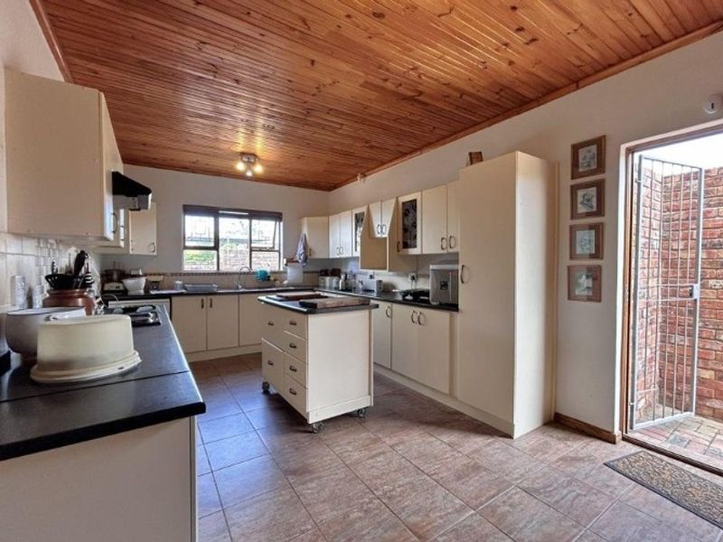 A Spacious 4 Bedrooms Family Home in Sought-After Kabeljauws, Jeffreys Bay - Photo 6