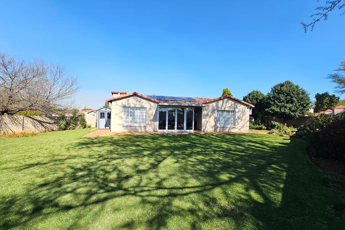 A Beautiful 3 bedroom 2 bathroom townhouse for sale in Heuwelsig Estate - Photo 4
