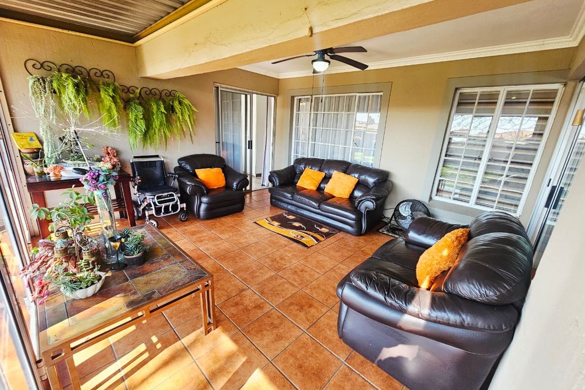 A Beautiful 3 bedroom 2 bathroom townhouse for sale in Heuwelsig Estate - Photo 3