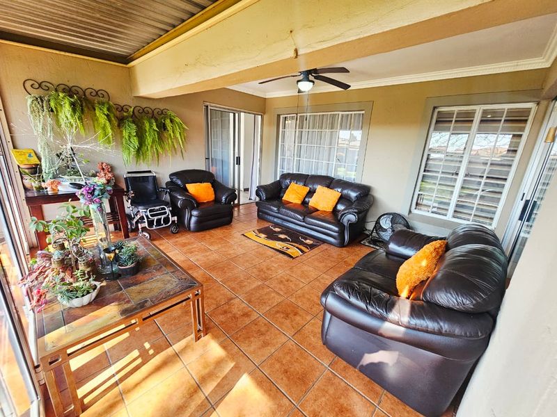 A Beautiful 3 bedroom 2 bathroom townhouse for sale in Heuwelsig Estate - Photo 3