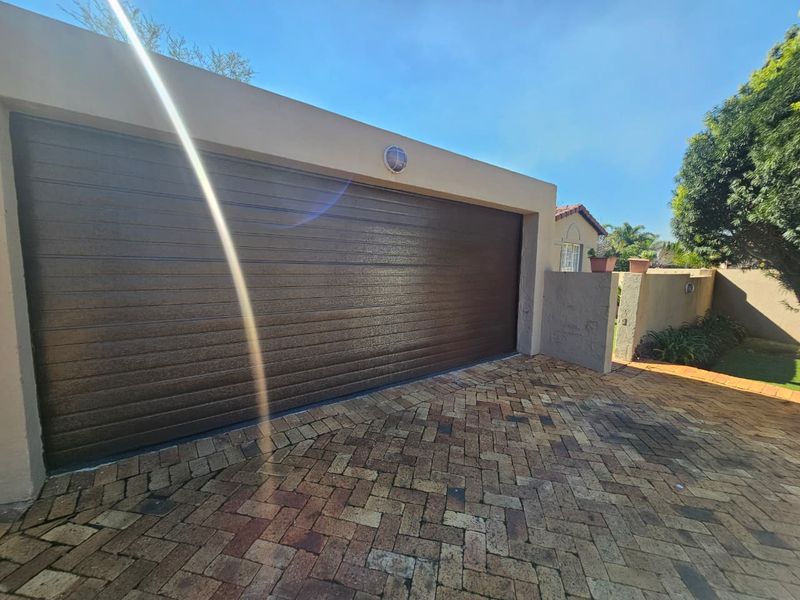 A Beautiful 3 bedroom 2 bathroom townhouse for sale in Heuwelsig Estate - Photo 7