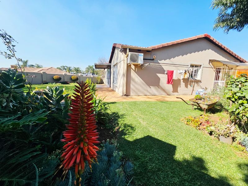 A Beautiful 3 bedroom 2 bathroom townhouse for sale in Heuwelsig Estate - Photo 6