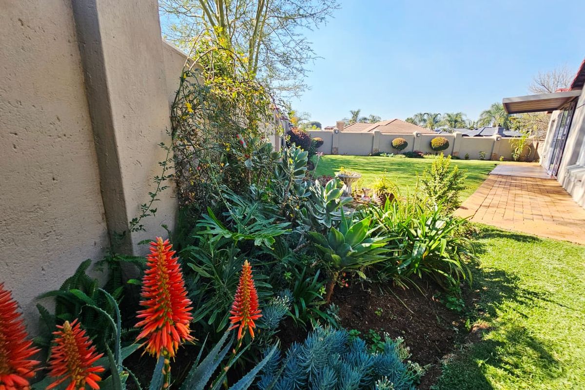 A Beautiful 3 bedroom 2 bathroom townhouse for sale in Heuwelsig Estate - Photo 5