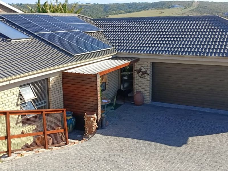 Secure Coastal Luxury, Modern, Energy-Efficient Living in a Prime Coastal Suburb - Photo 5