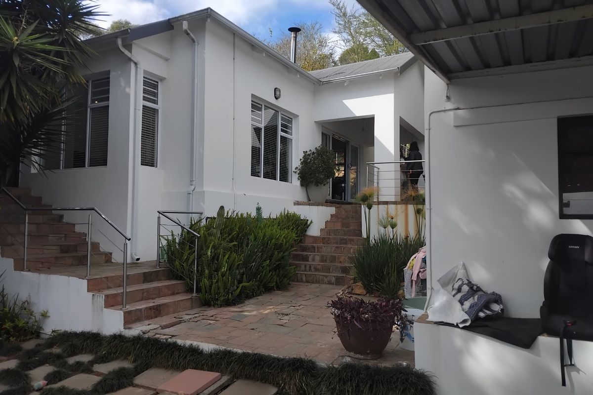 Modern Family Living with Solar Power and Granny Flat! - Photo 2