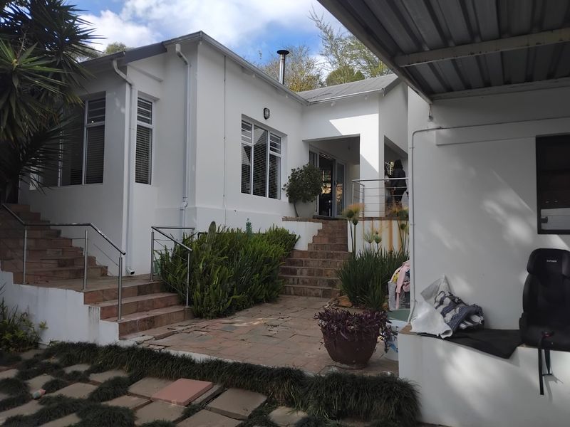 Modern Family Living with Solar Power and Granny Flat! - Photo 2