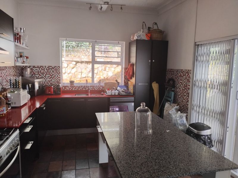 Modern Family Living with Solar Power and Granny Flat! - Photo 9