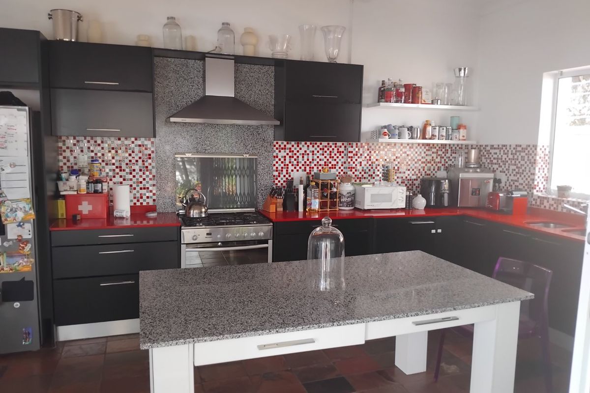 Modern Family Living with Solar Power and Granny Flat! - Photo 5