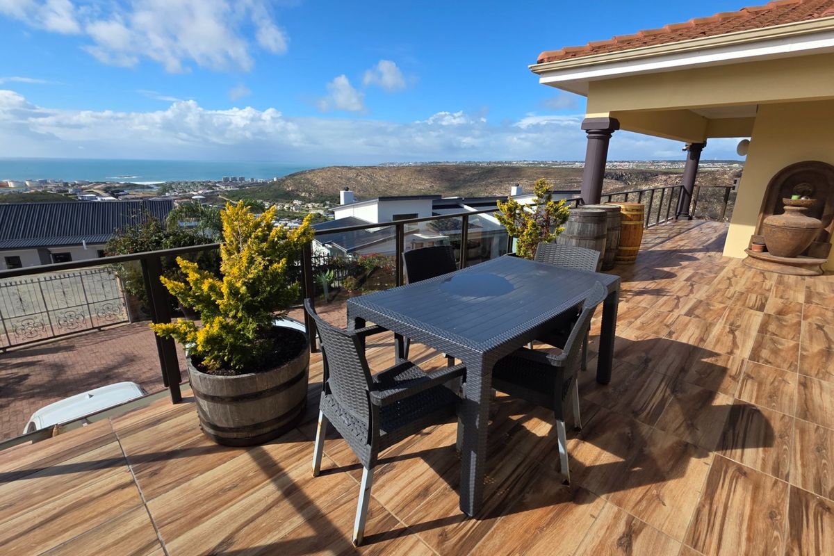 Large House... Separate Apartment... Unrestricted Ocean Views !!! - Photo 2