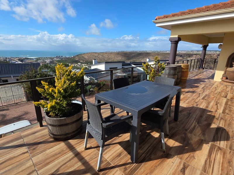Large House... Separate Apartment... Unrestricted Ocean Views !!! - Photo 2