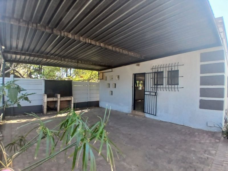 Office Premises with cottage and more - Photo 4