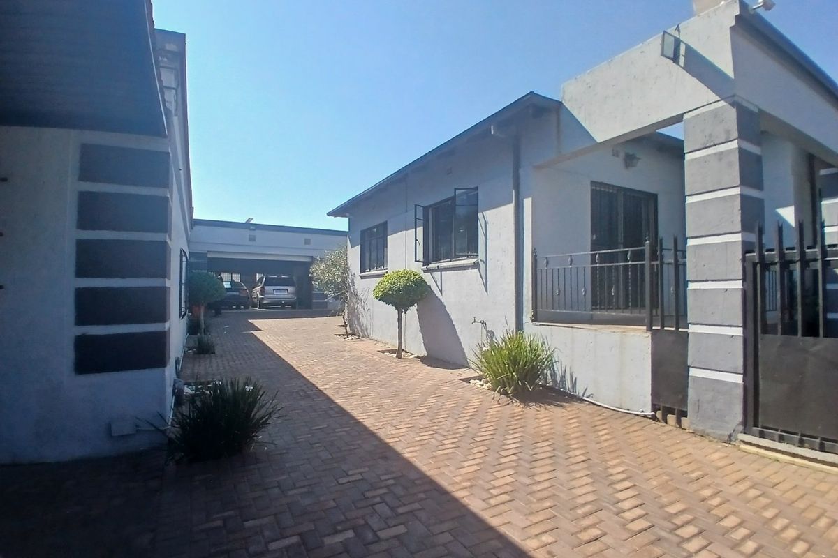 Office Premises with cottage and more - Photo 2