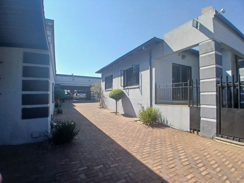 Office Premises with cottage and more - Photo 2