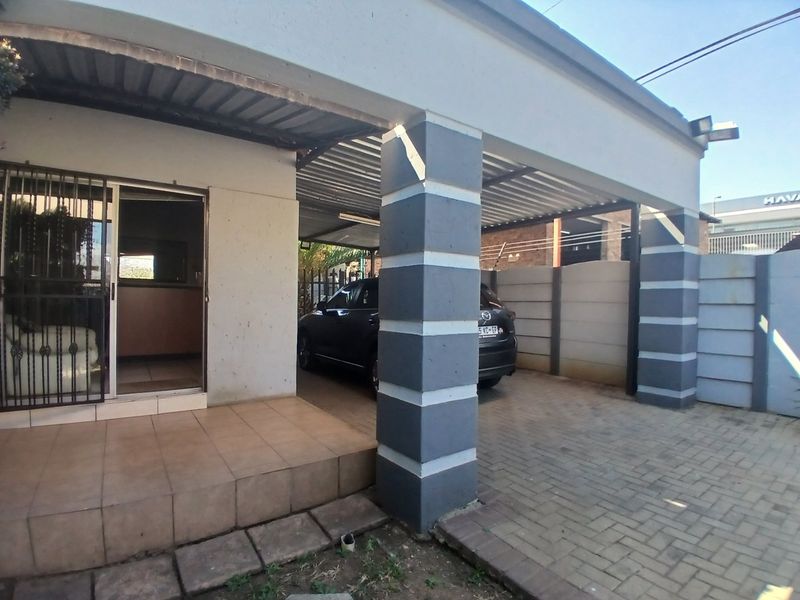 Office Premises with cottage and more - Photo 1