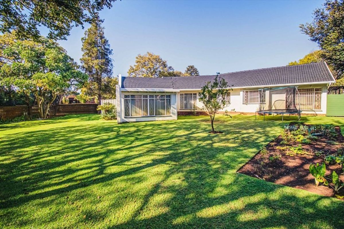 Spacious Family Home with Granny Flat and Ample Parking - Photo 3