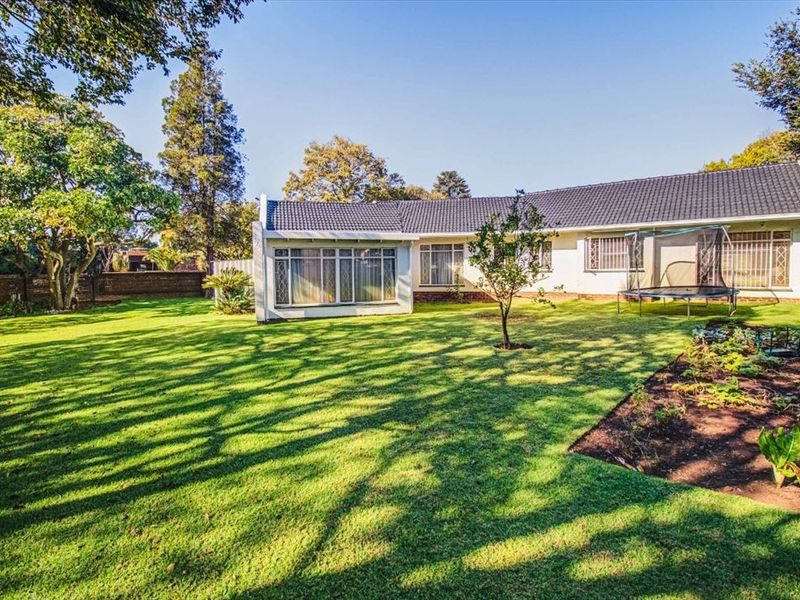 Spacious Family Home with Granny Flat and Ample Parking - Photo 3