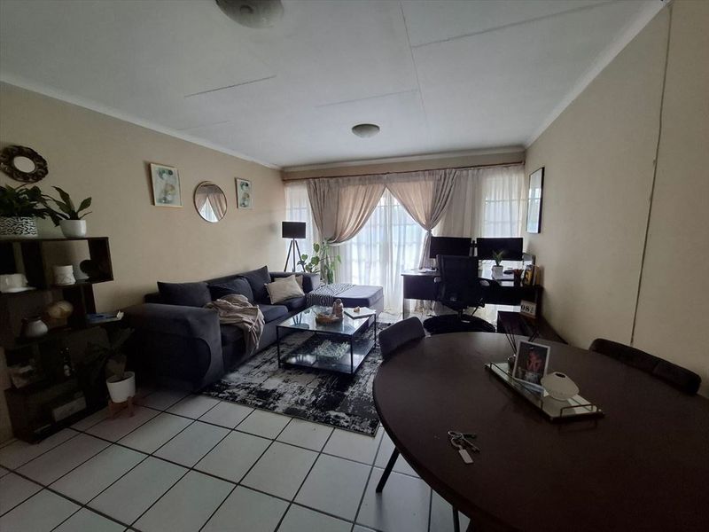 Charming Home with Comfortable Living Areas - Photo 2