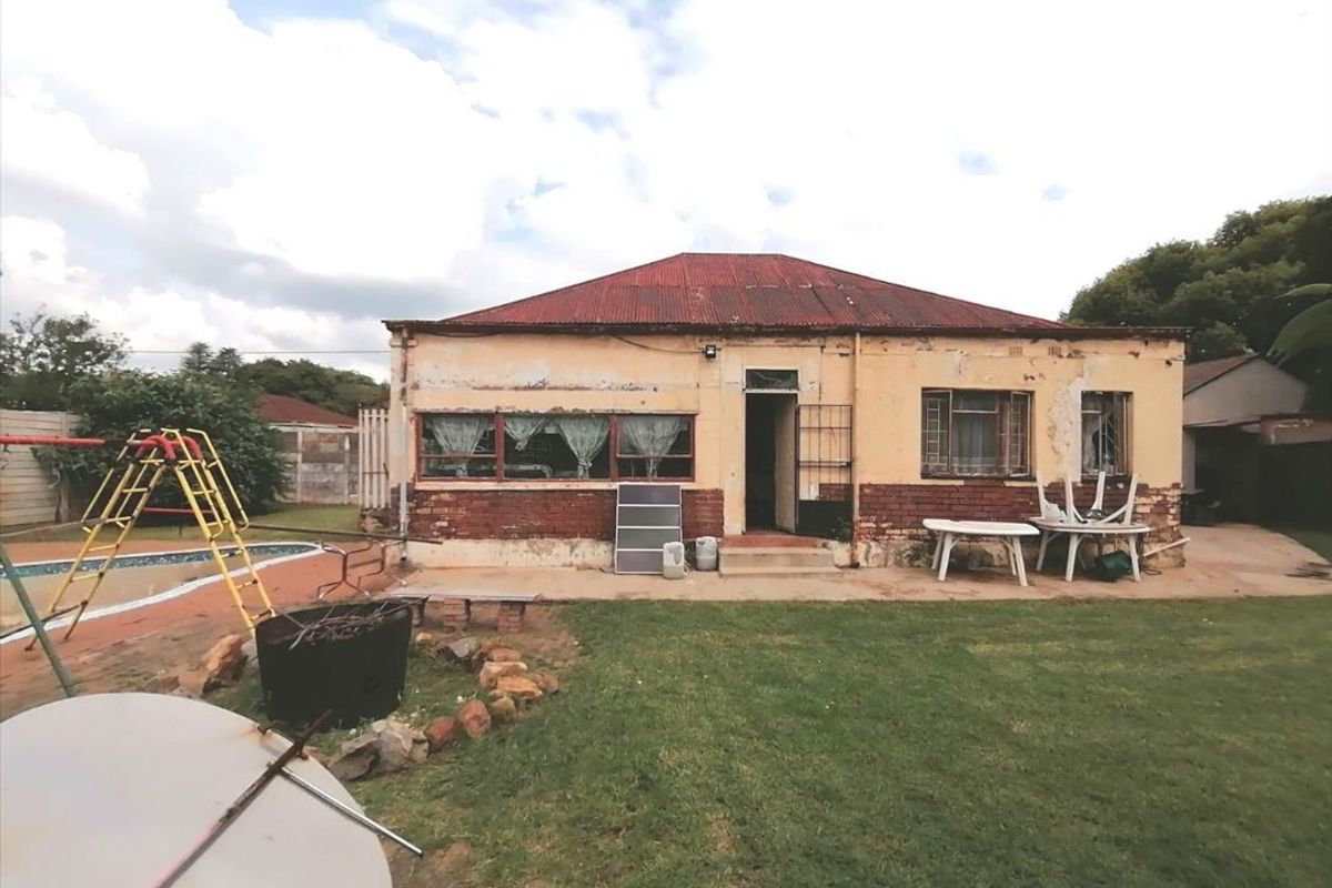 Spacious Family Home with Pool and Entertainment Appeal - Photo 3