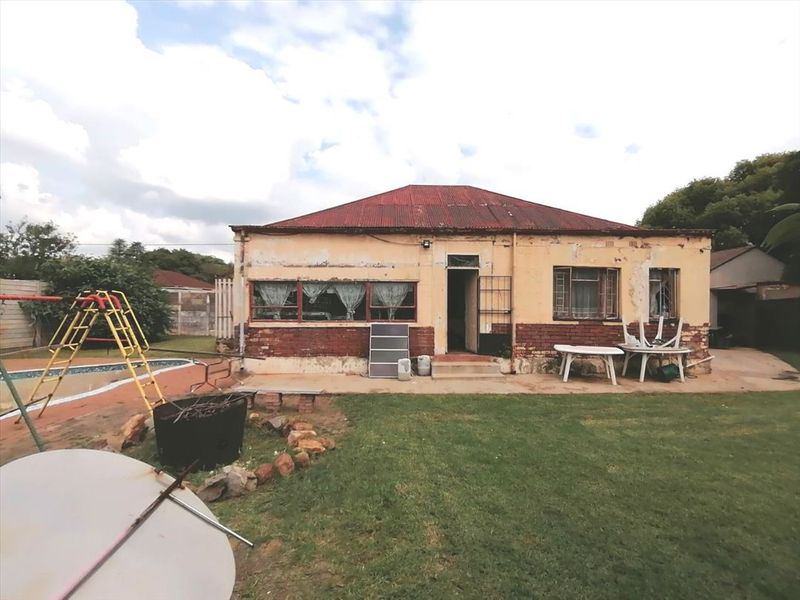 Spacious Family Home with Pool and Entertainment Appeal - Photo 3