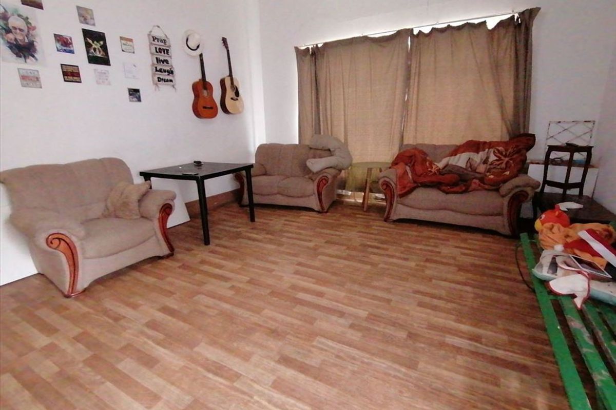 Spacious Family Home with Pool and Entertainment Appeal - Photo 2