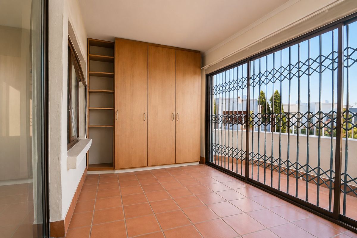 2 Bedroom Apartment with Breathtaking Views in a Secure Complex - Photo 4