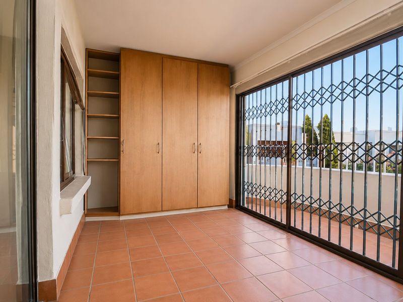 2 Bedroom Apartment with Breathtaking Views in a Secure Complex - Photo 4