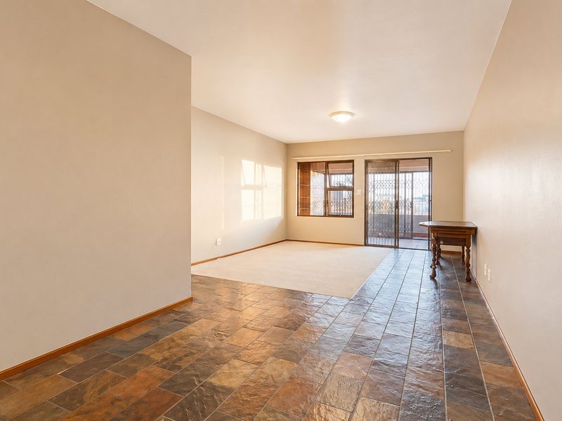 2 Bedroom Apartment with Breathtaking Views in a Secure Complex - Photo 2