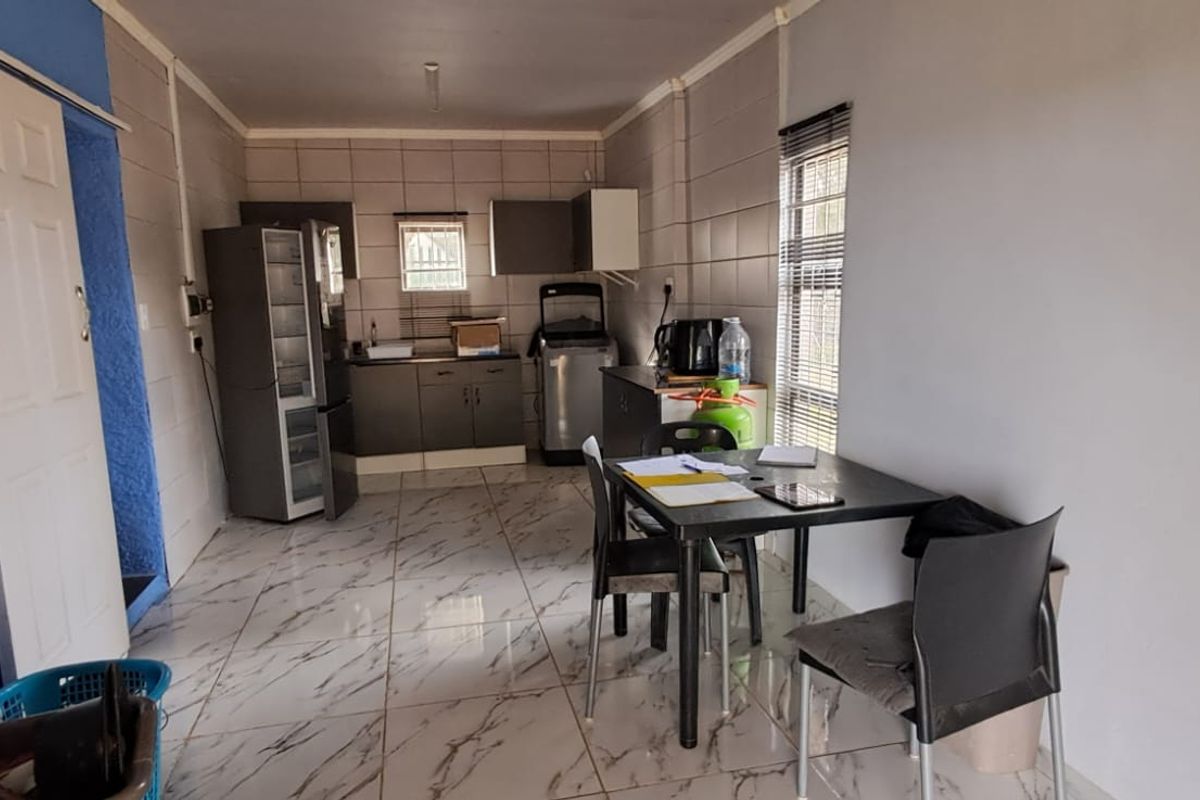 Spacious 3-Bedroom Family Home on a Large Corner Stand - Photo 2