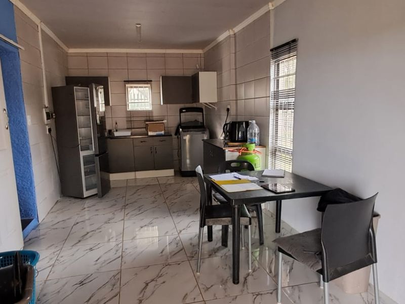 Spacious 3-Bedroom Family Home on a Large Corner Stand - Photo 2
