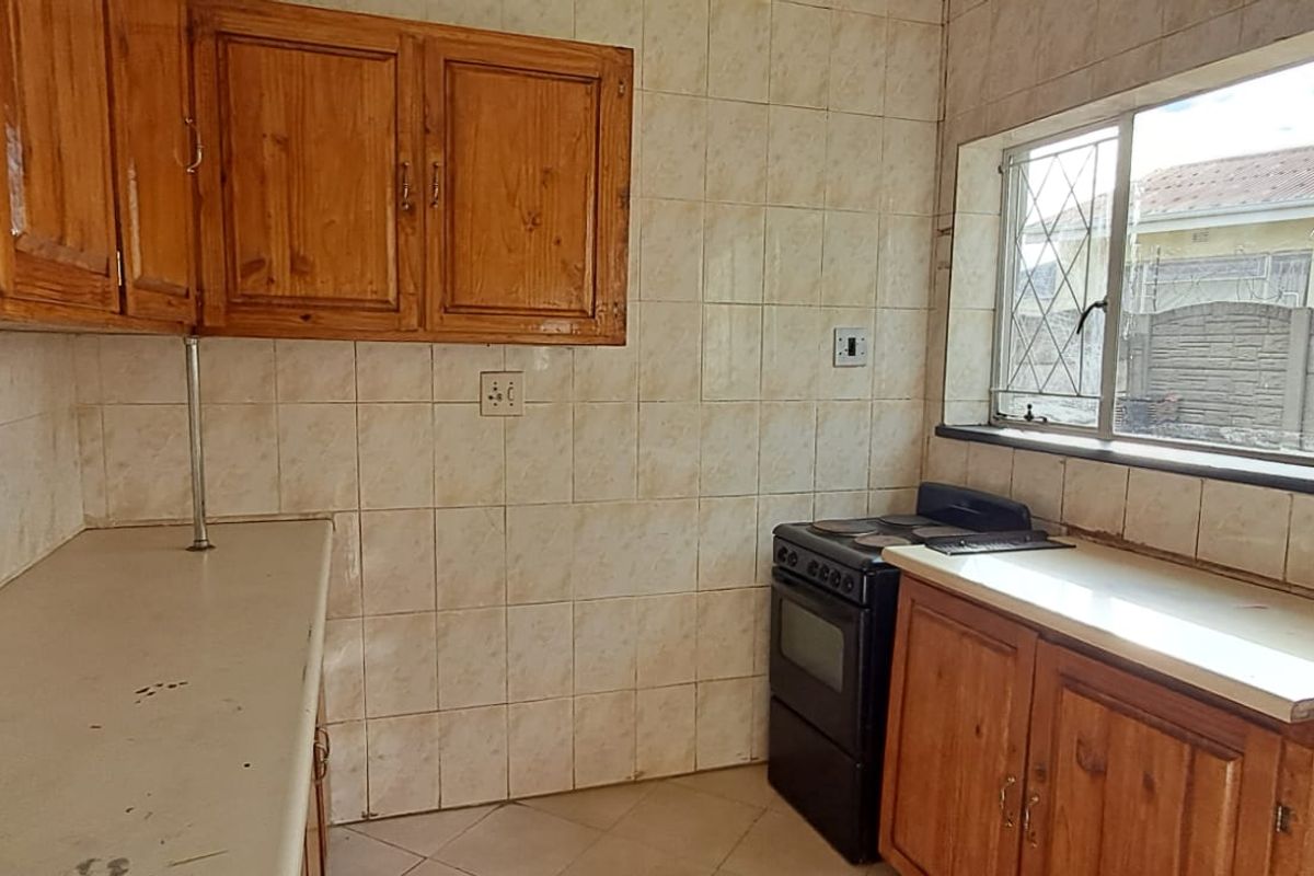 Spacious 3-Bedroom Family Home on a Large Corner Stand - Photo 5