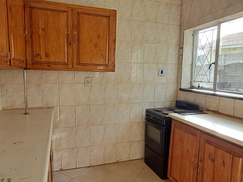 Spacious 3-Bedroom Family Home on a Large Corner Stand - Photo 5