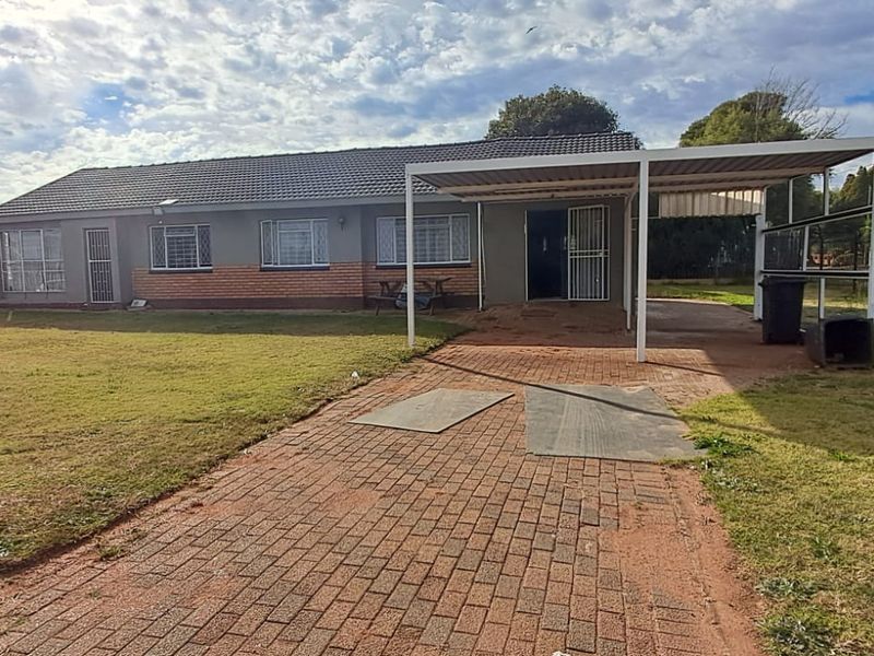 Spacious 3-Bedroom Family Home on a Large Corner Stand - Photo 1