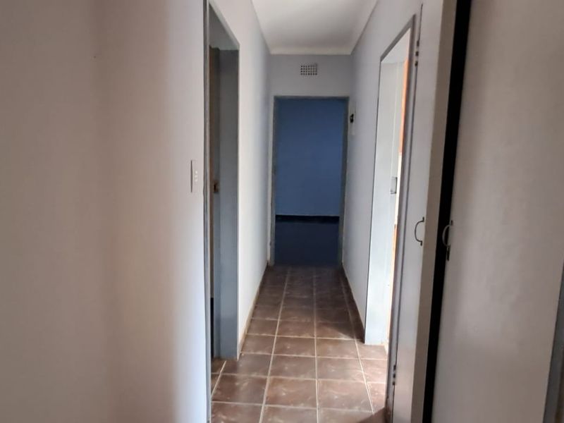 Spacious 3-Bedroom Family Home on a Large Corner Stand - Photo 4