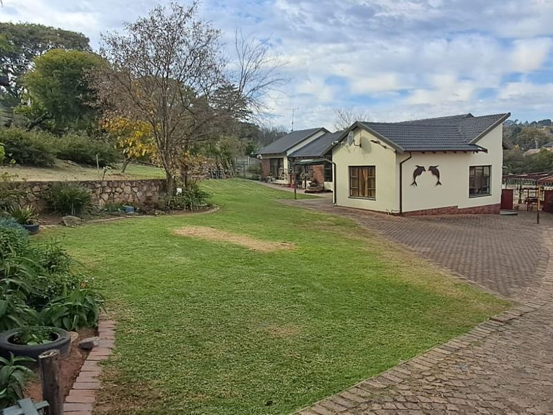 Spacious Family Home with Pool, Fibre & Excellent Security in Breaunanda - Photo 1